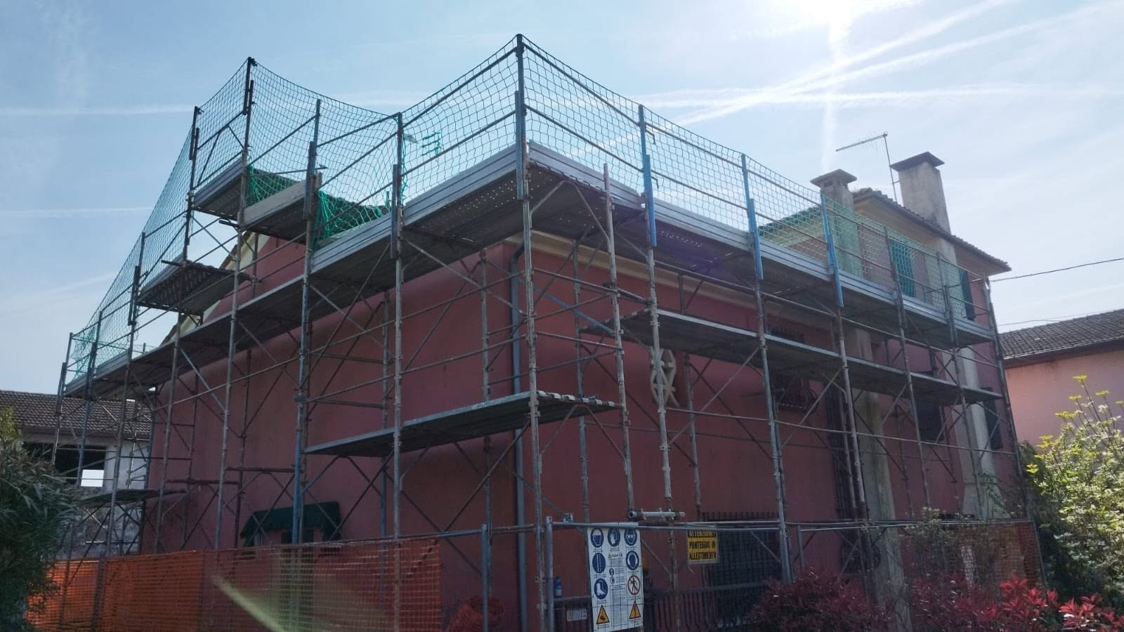 Cantiere Edil 79 con ponteggio durante la ristrutturazione di un edificio