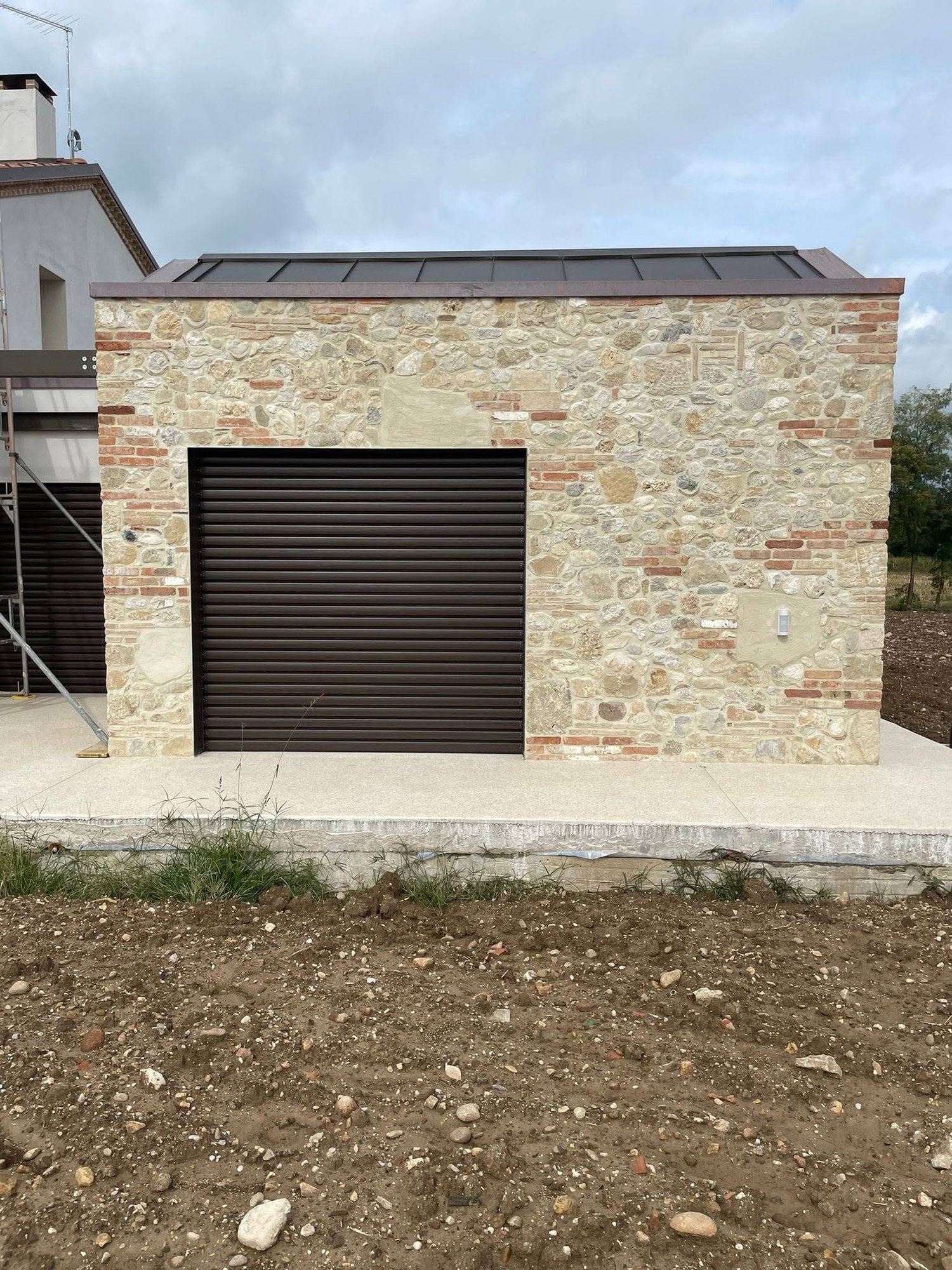 Muro a faccia vista in pietra naturale realizzato da Edil 79 a Treviso