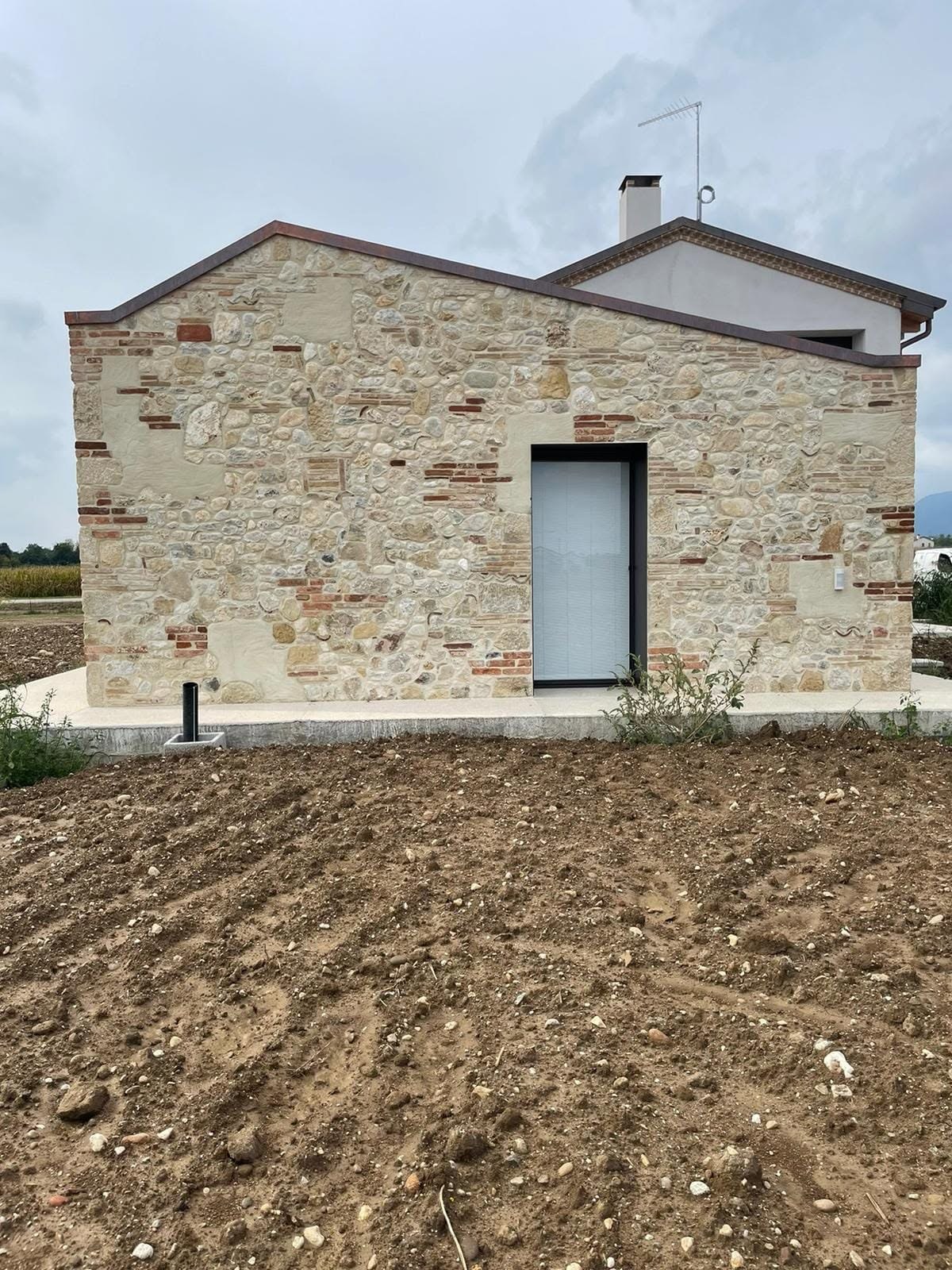 Facciata con mattoni a vista e pietra realizzata in provincia di Treviso