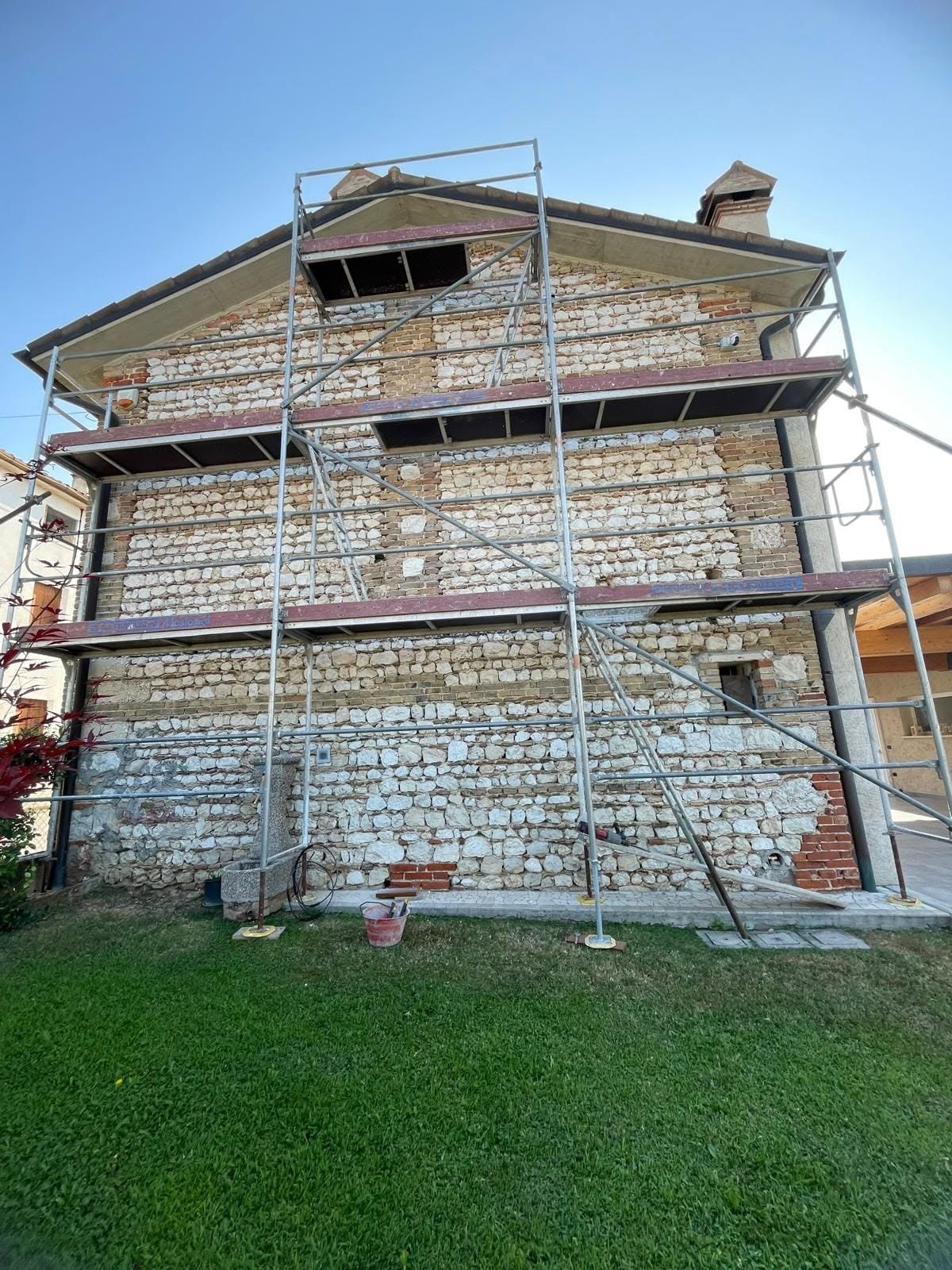 Cantiere di ristrutturazione di un rustico con ponteggio nel trevigiano