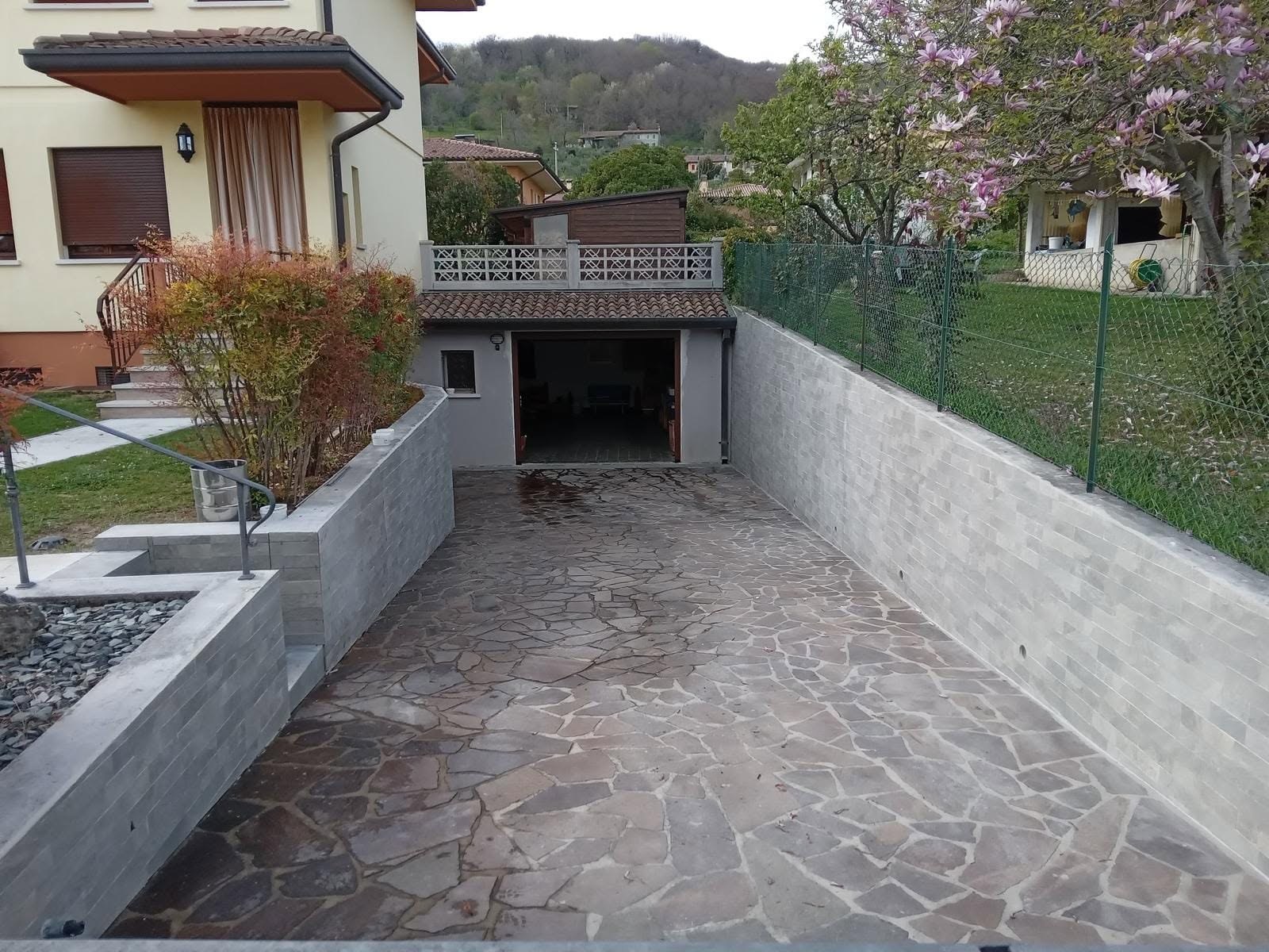 Vialetto in pietra e abitazione ristrutturata da Edil 79 in provincia di Treviso